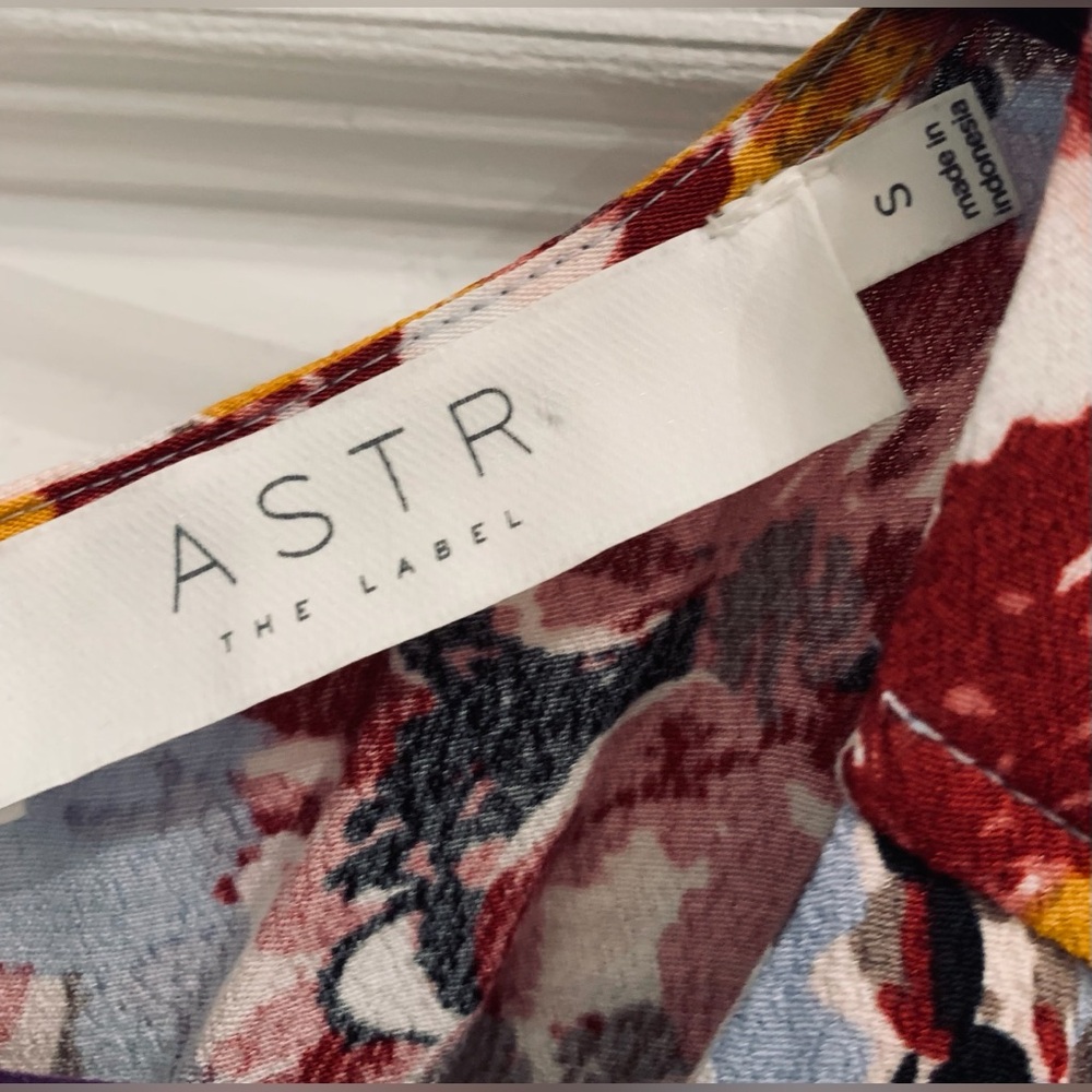 Astr Romper • Floral Print on Blue Background • Flirty • Sz. S • EUC - Picture 7 of 9